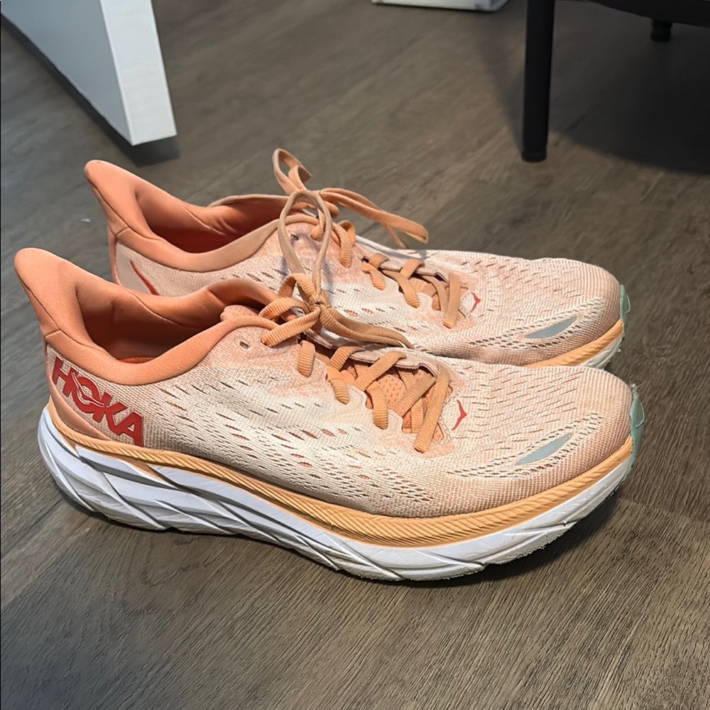 women’s clifton 8 hokas!